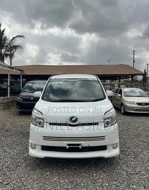 Toyota Voxy V 2WD 8-Seater 2013 White