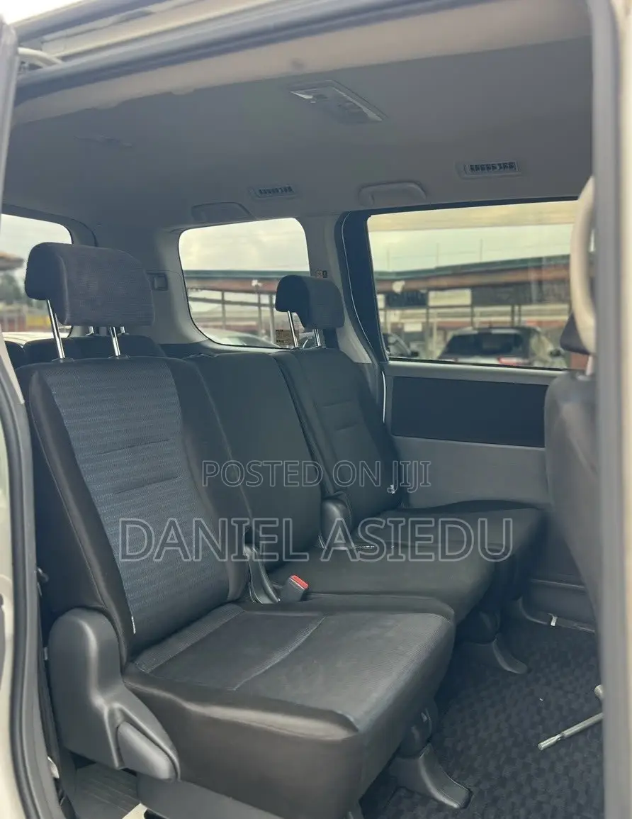 Toyota Voxy V 2WD 8-Seater 2013 White
