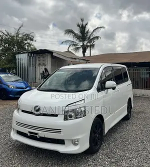 Toyota Voxy V 2WD 8-Seater 2013 White