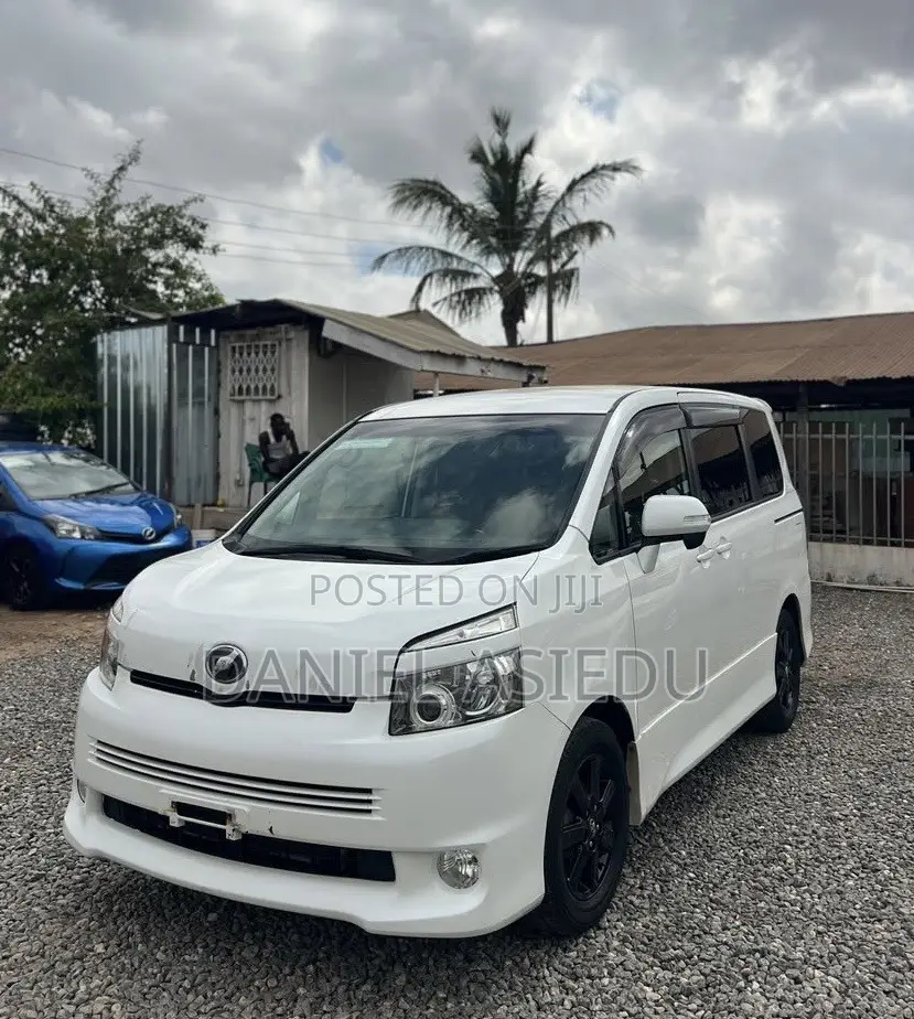 Toyota Voxy V 2WD 8-Seater 2013 White