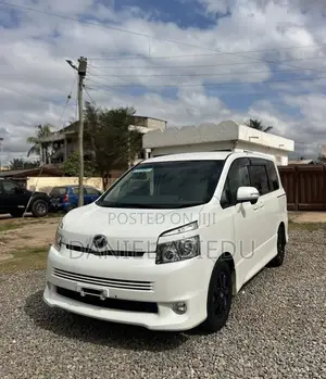 Toyota Voxy V 2WD 8-Seater 2013 White