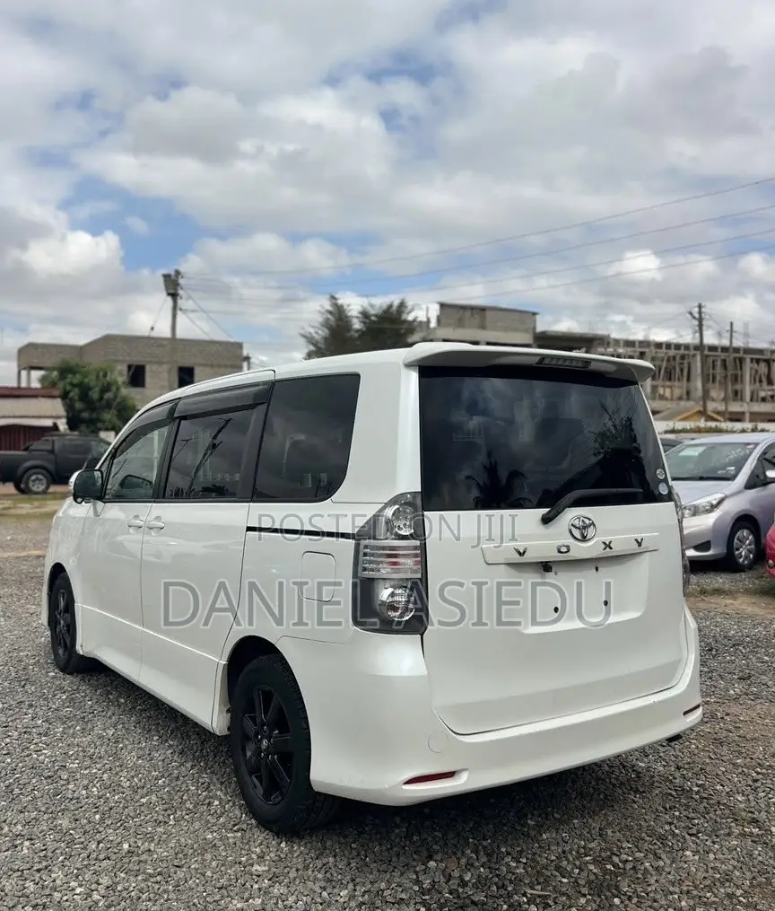 Toyota Voxy V 2WD 8-Seater 2013 White
