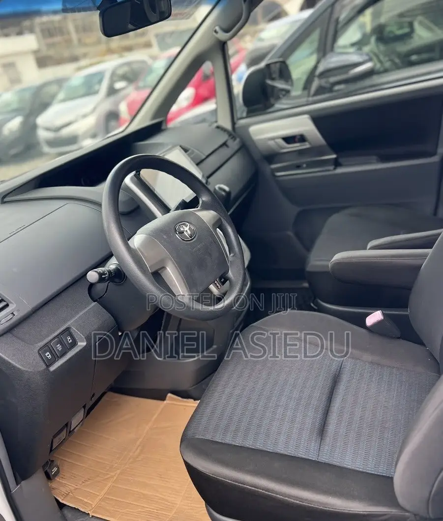 Toyota Voxy V 2WD 8-Seater 2013 White