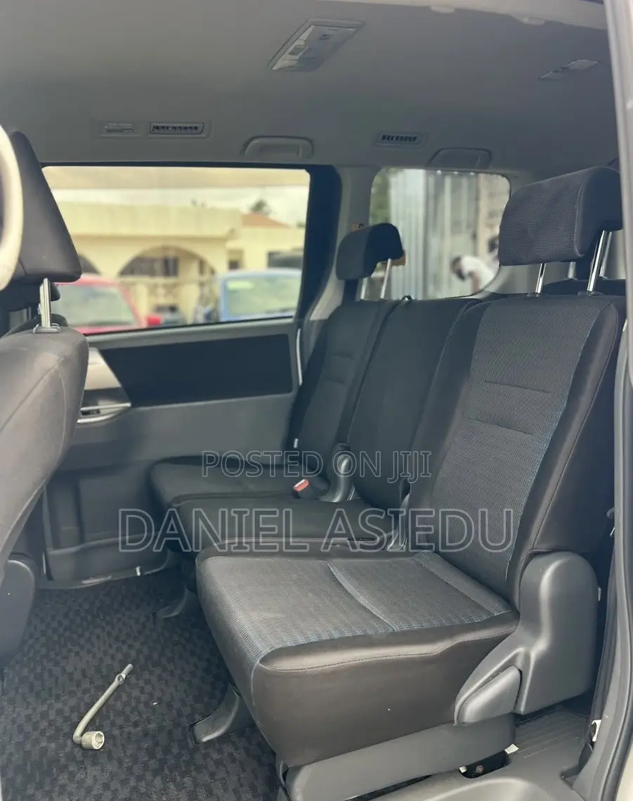Toyota Voxy V 2WD 8-Seater 2013 White