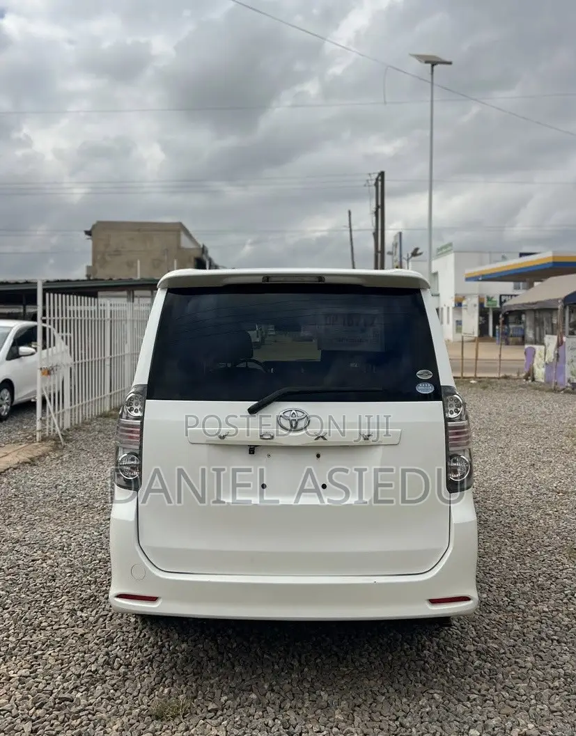 Toyota Voxy V 2WD 8-Seater 2013 White
