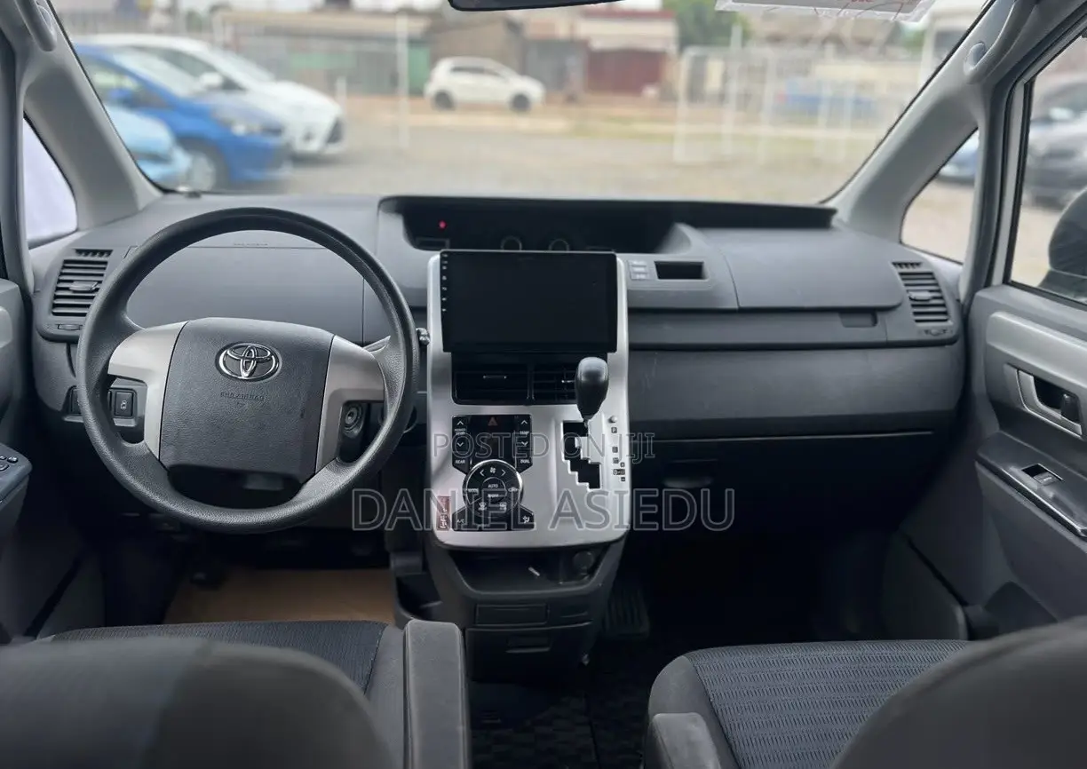 Toyota Voxy V 2WD 8-Seater 2013 White