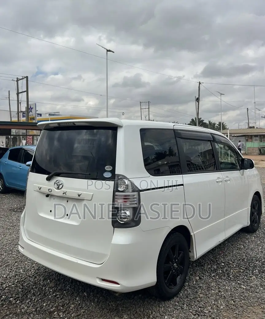 Toyota Voxy V 2WD 8-Seater 2013 White