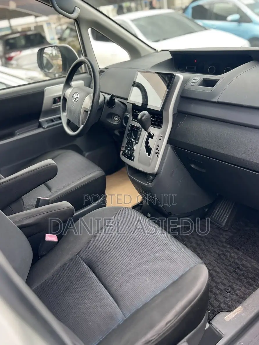 Toyota Voxy V 2WD 8-Seater 2013 White