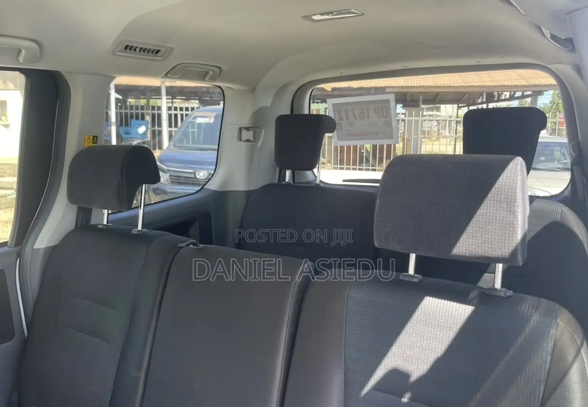 Toyota Voxy V 2WD 8-Seater 2013 White