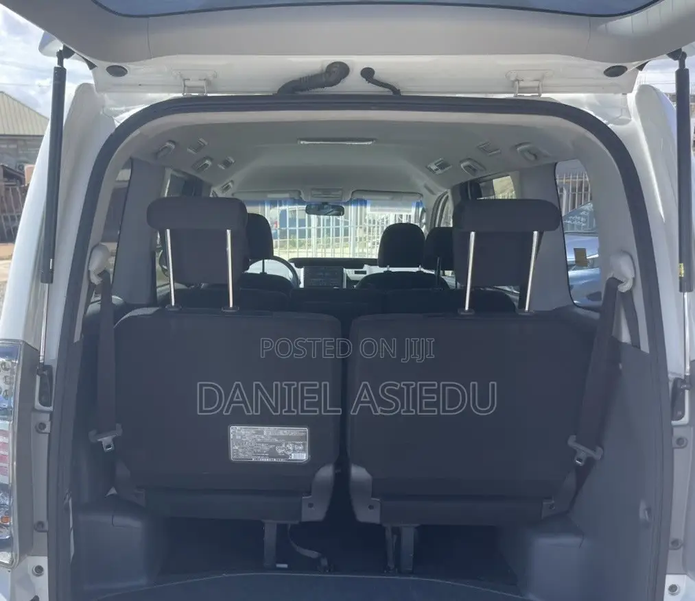 Toyota Voxy V 2WD 8-Seater 2013 White