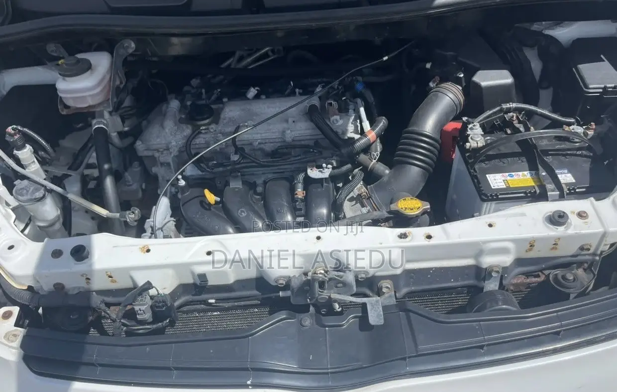 Toyota Voxy V 2WD 8-Seater 2013 White