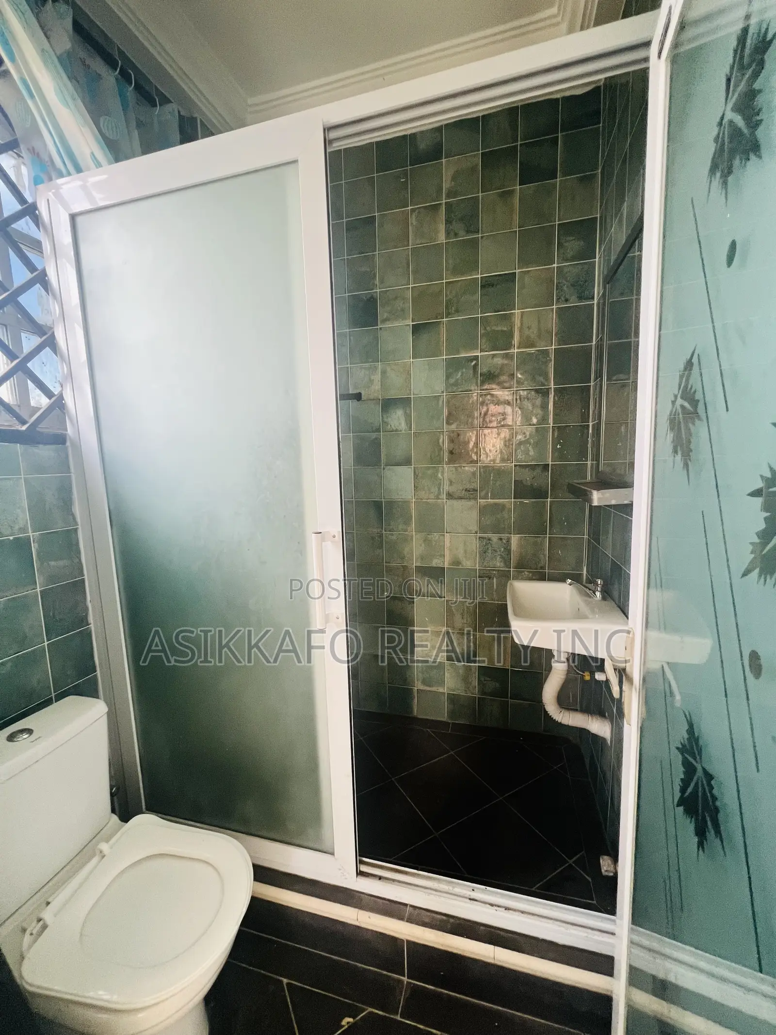 3bdrm Apartment in Emef, Lashibi for rent