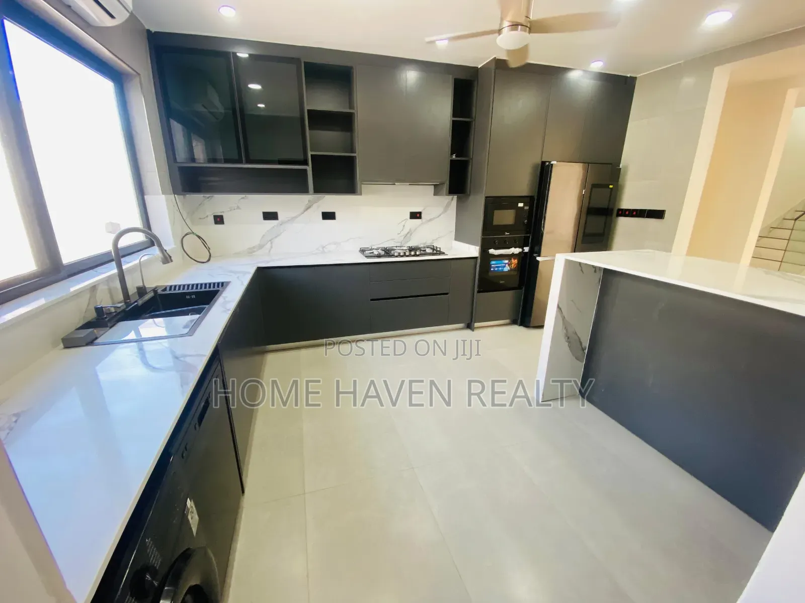 5bdrm House in Tesano Estate, Police Station for sale
