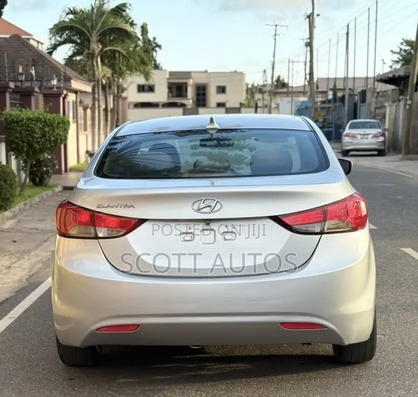 Hyundai Elantra GLS Sedan FWD (1.8L 4cyl 6M) 2013 Silver
