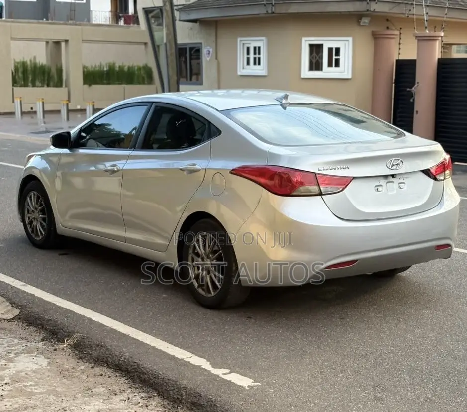 Hyundai Elantra GLS Sedan FWD (1.8L 4cyl 6M) 2013 Silver