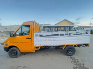 Mercedes-Benz Sprinter 2000 Yellow