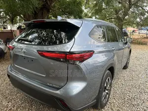 Toyota Highlander XLE 2021 Gray