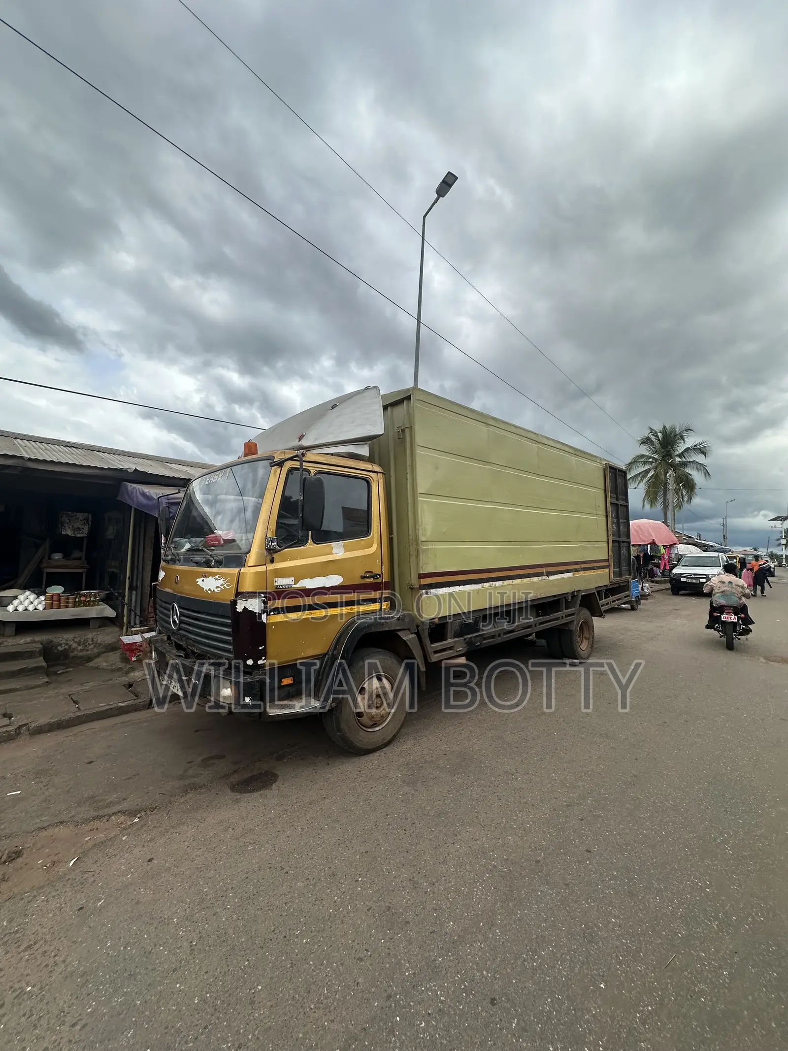 Benz Box Truck