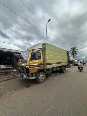 Benz Box Truck