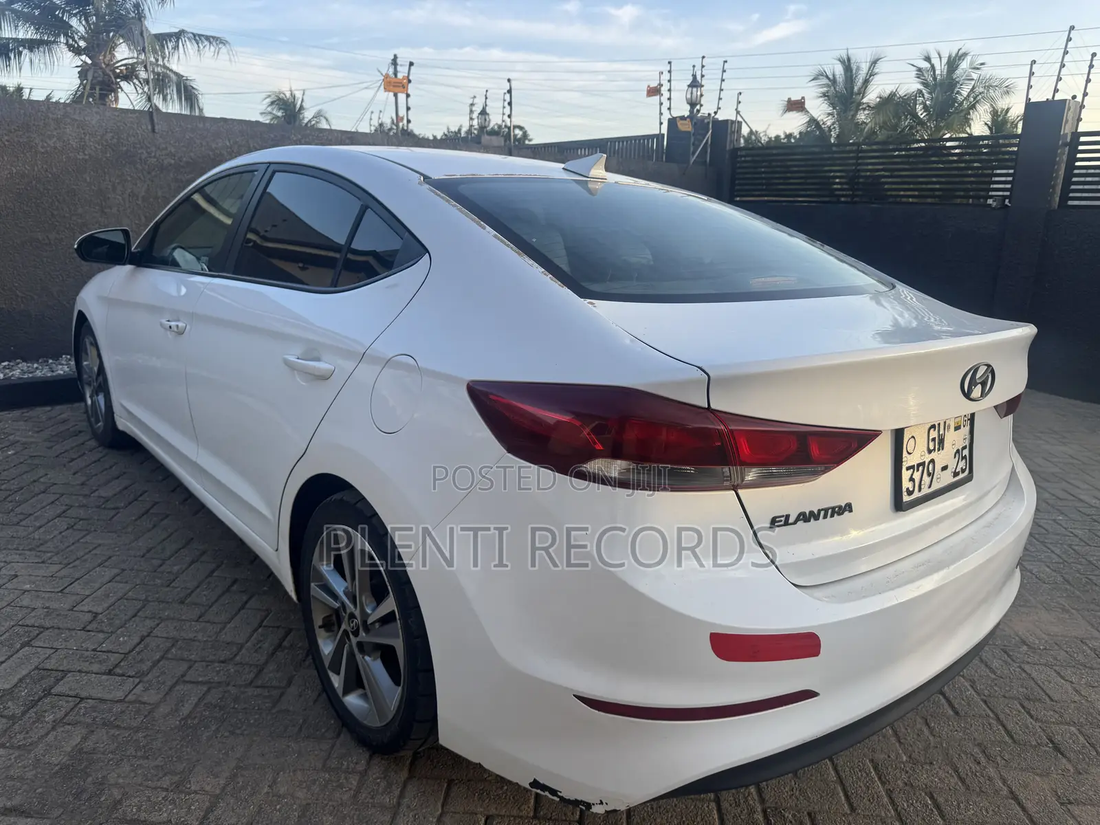 Hyundai Elantra Limited Sedan FWD (2.0L 4cyl 6A) 2017 White