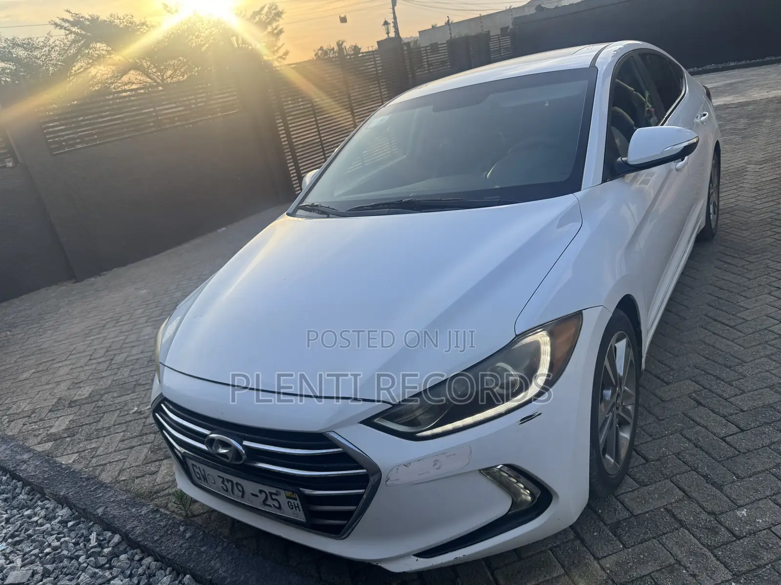 Hyundai Elantra Limited Sedan FWD (2.0L 4cyl 6A) 2017 White