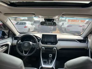 Toyota RAV4 XLE Premium FWD 2020 Silver