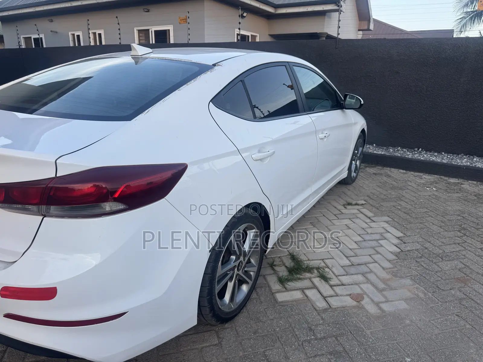 Hyundai Elantra Limited Sedan FWD (2.0L 4cyl 6A) 2017 White