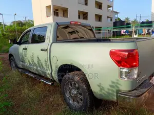 Toyota Tundra CrewMax 4x2  4.6L V8 2013