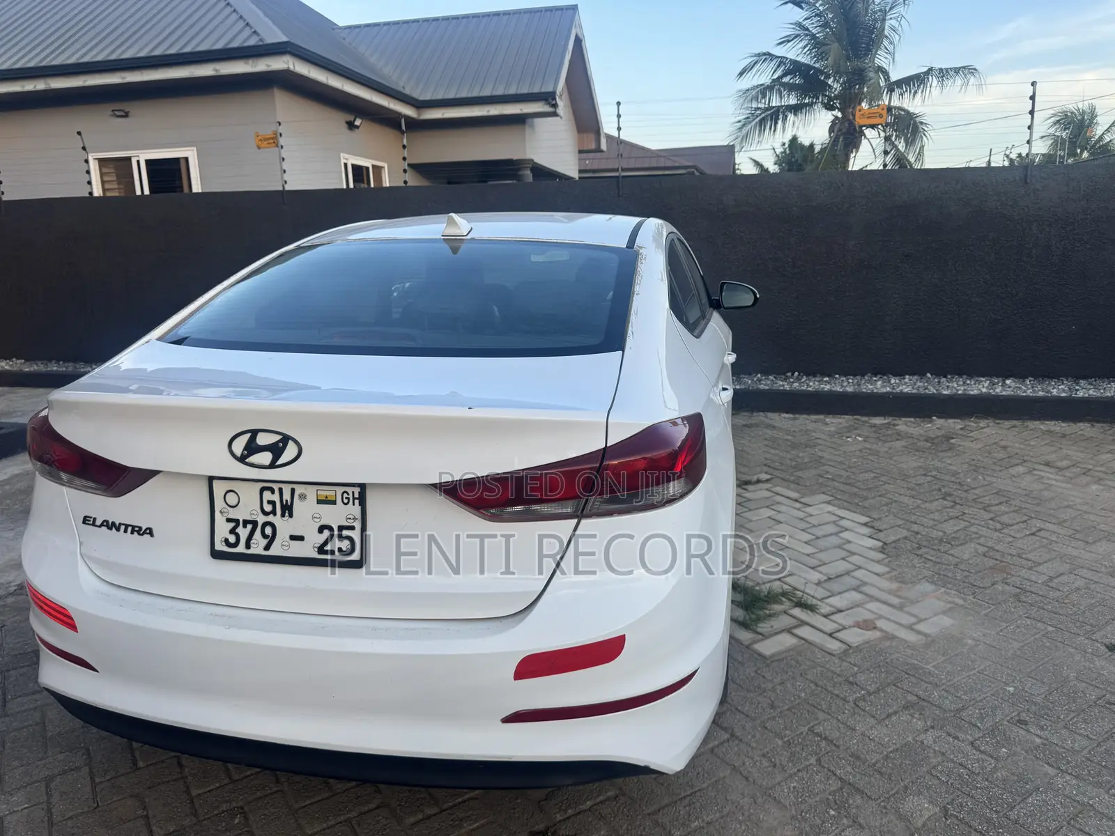 Hyundai Elantra Limited Sedan FWD (2.0L 4cyl 6A) 2017 White