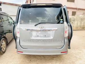 Toyota Voxy V 4WD 8-Seater 2013 Silver