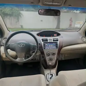 Toyota Yaris Base Sedan 4dr 2011 Blue