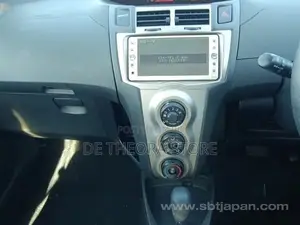 Toyota Vitz 2010 White