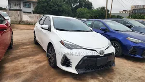 Toyota Corolla SE (1.8L 4cyl 2A) 2018 White