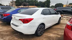 Toyota Corolla SE (1.8L 4cyl 2A) 2018 White
