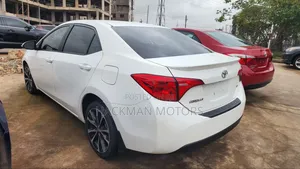 Toyota Corolla SE (1.8L 4cyl 2A) 2018 White