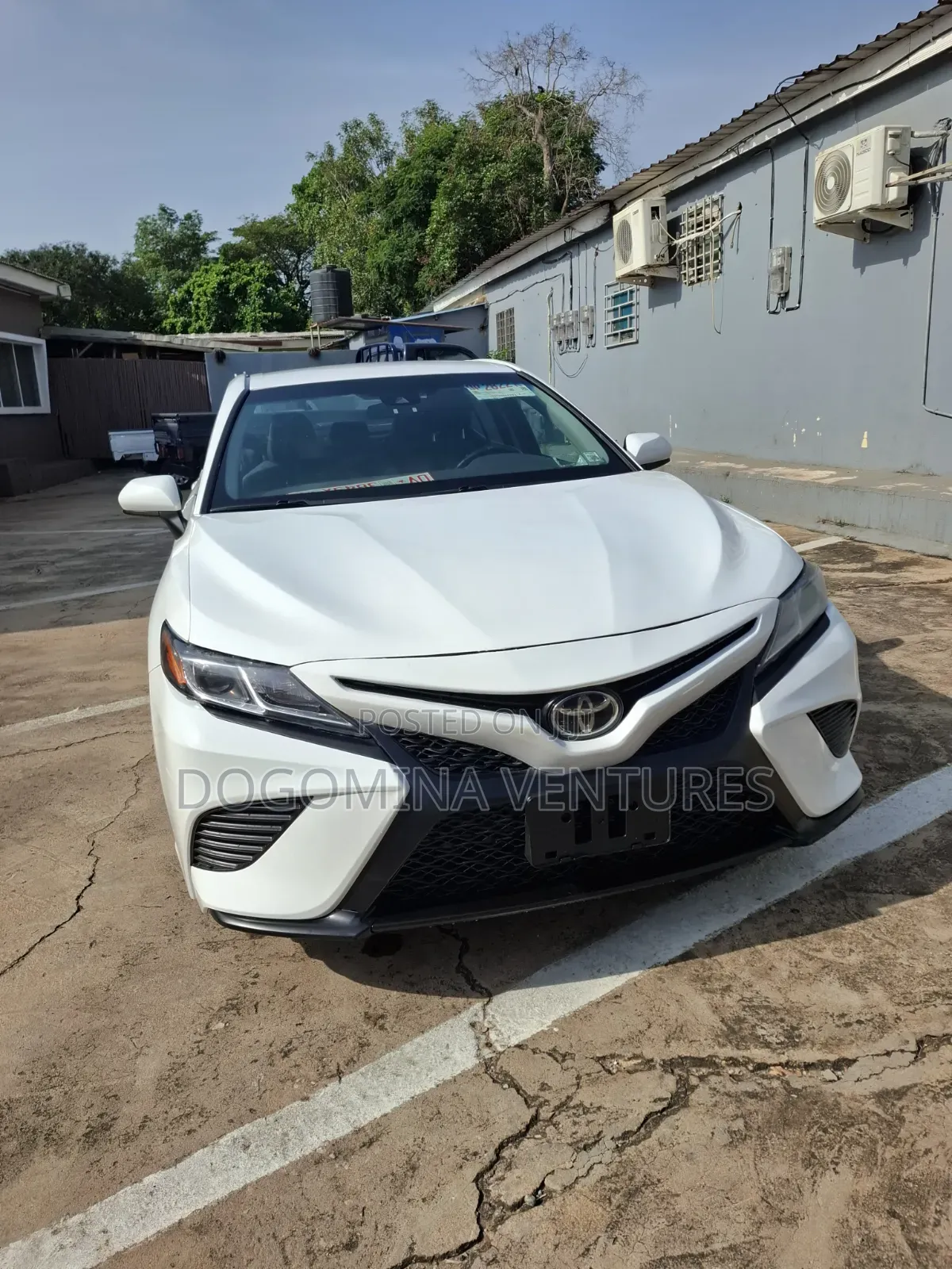Toyota Camry SE FWD (2.5L 4cyl 8AM) 2018 White