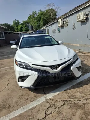 Toyota Camry SE FWD (2.5L 4cyl 8AM) 2018 White