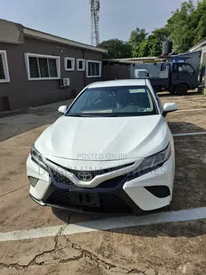 Toyota Camry SE FWD (2.5L 4cyl 8AM) 2018 White