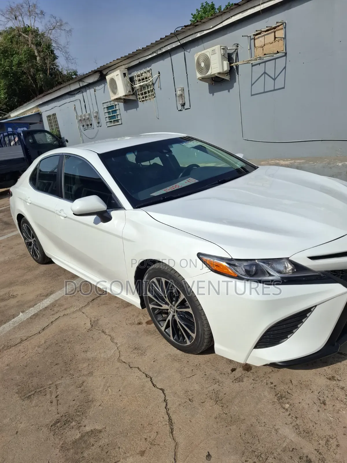 Toyota Camry SE FWD (2.5L 4cyl 8AM) 2018 White