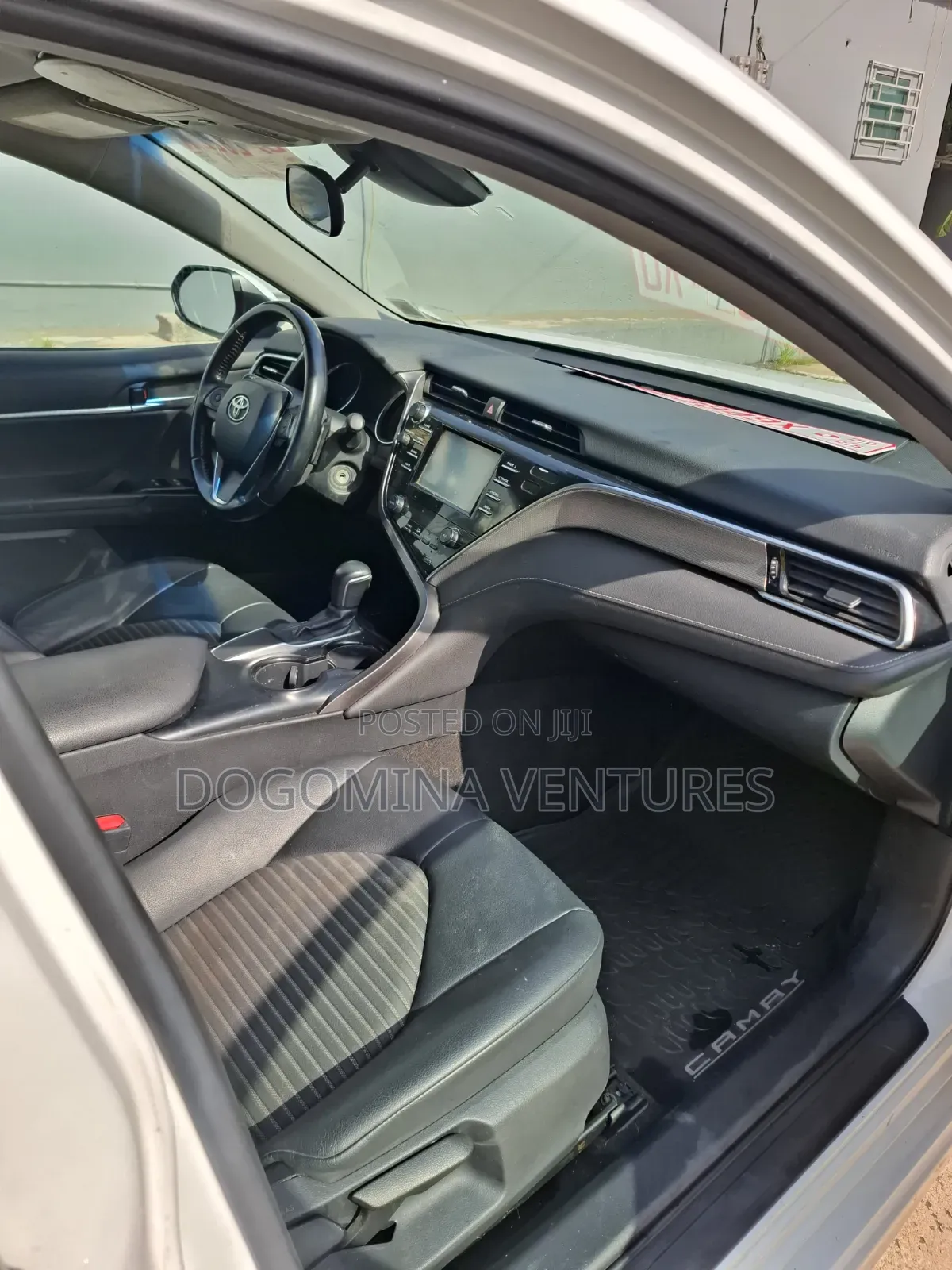 Toyota Camry SE FWD (2.5L 4cyl 8AM) 2018 White