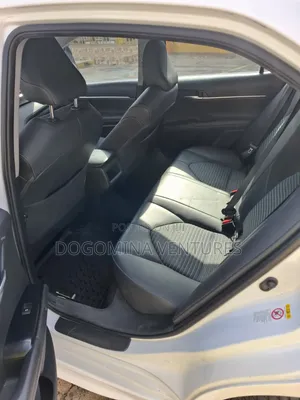 Toyota Camry SE FWD (2.5L 4cyl 8AM) 2018 White