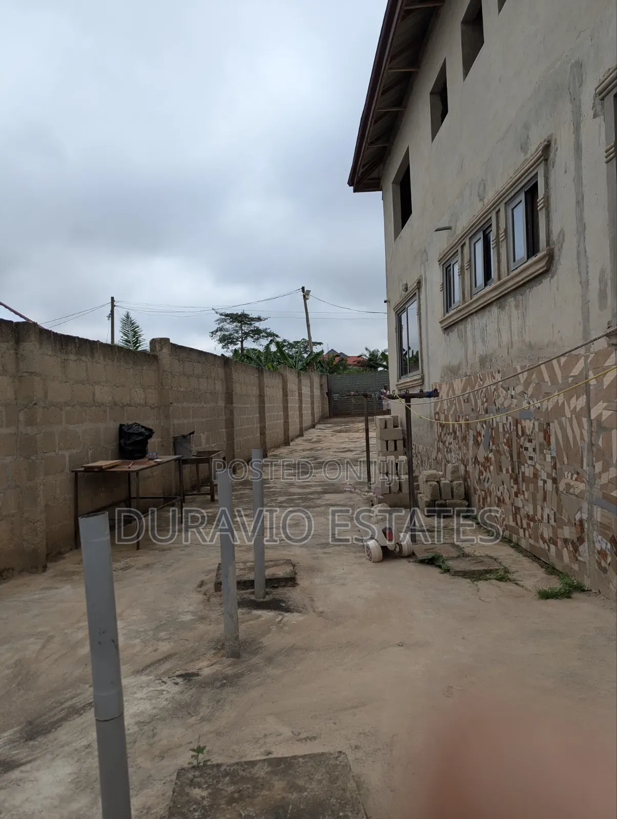 7bdrm Block of Flats in Tech, Domeabra, Kumasi Metropolitan for sale