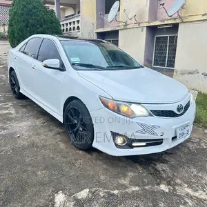 Toyota Camry SE 4dr Sedan (2.5L 4cyl 6A) 2012 White