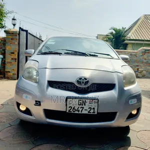 Toyota Vitz 2010 Silver