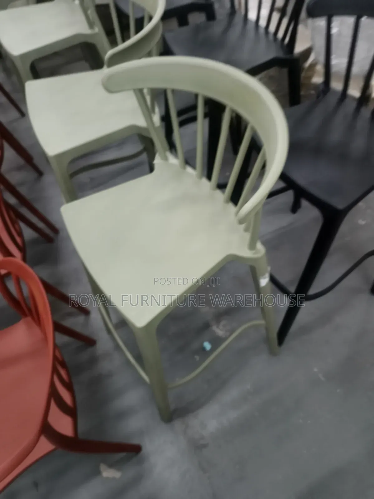 Modern Molded Plastic Plastic Chair ()