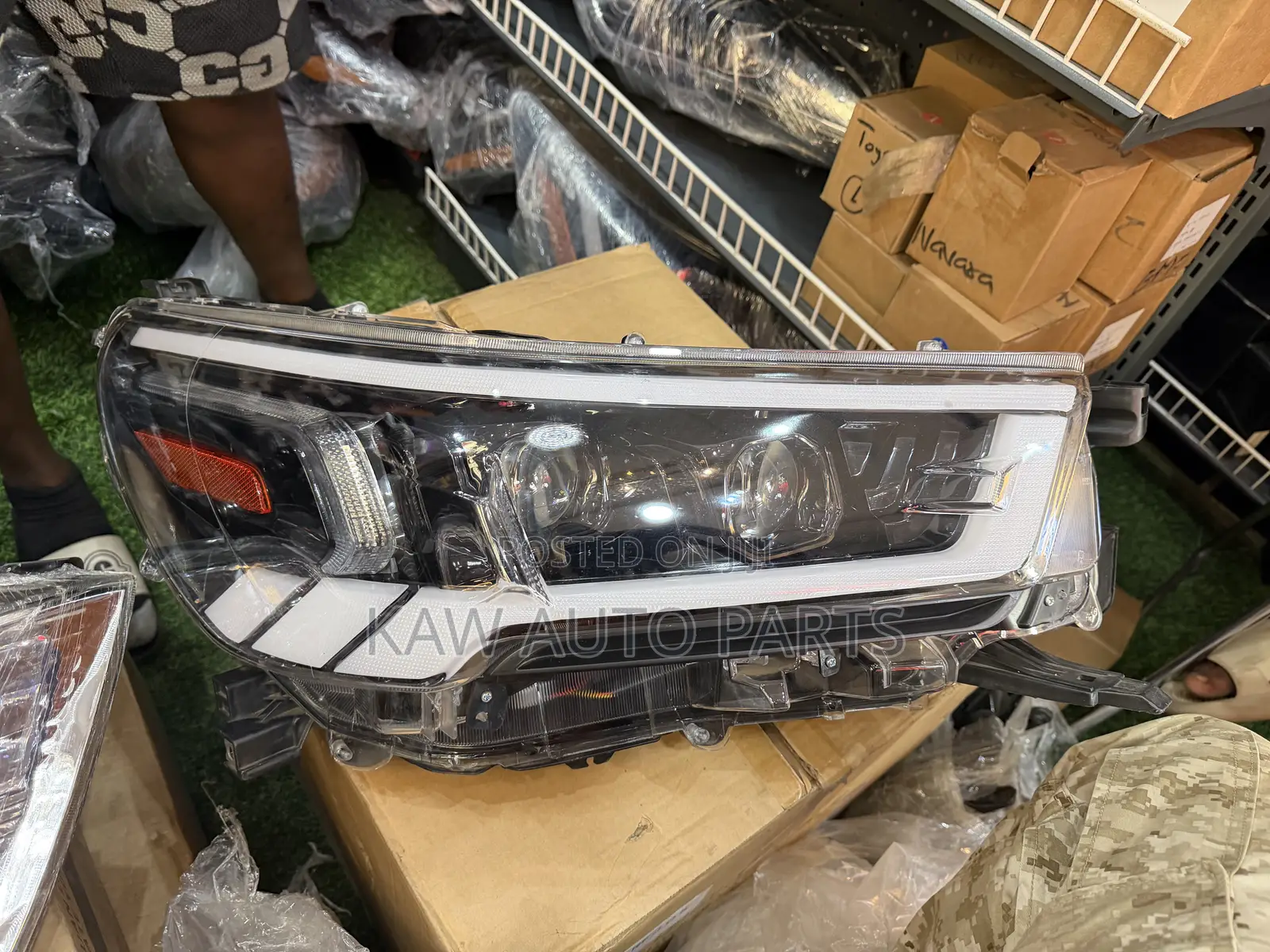 2021,2022,2023,2024,2025 Headlight for Toyota Hilux
