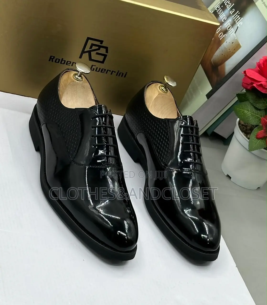 Black Semi-Brogue Oxford Dress Shoes,withpunch-Hole Cap-Toe Detailing.
