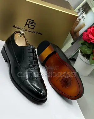 Glossy Black Men's Formal Dress Shoes Featuring a Patent Leather