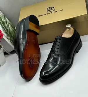 Glossy Black Men's Formal Dress Shoes Featuring a Patent Leather
