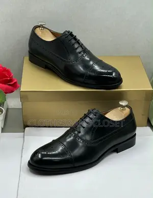 Glossy Black Men's Formal Dress Shoes Featuring a Patent Leather